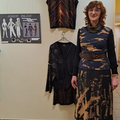 Skolotāja Ingūna Briede apgērbā, kas viedots kā uzskates līdzeklis konkursa uzdevumam