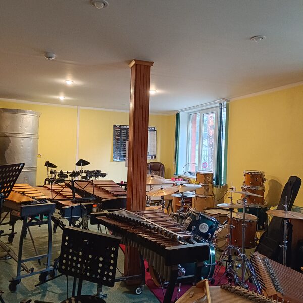 Bagātīgais siteminstrumentu klāsts, kas tikai daļēji ietilpa kadrā