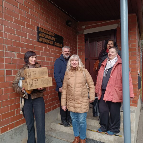 Ciemojamies un pie viena arī palīdzam