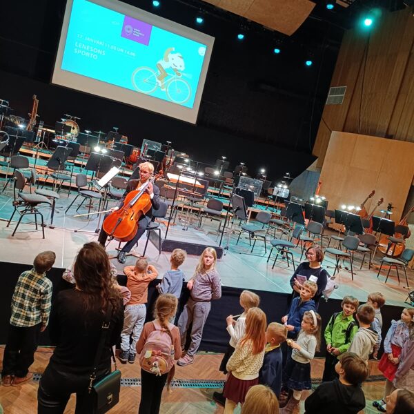 Starpbrīdī jaunais čellists stāstīja par savu mūzikas instrumentu