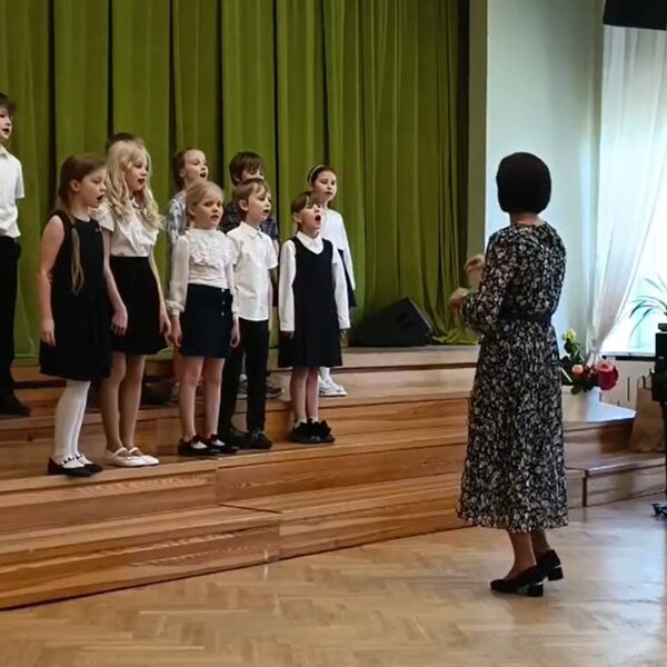 Muzicējot senioru biedrībai "Možums"