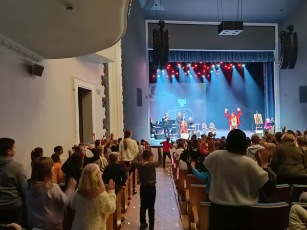 Perkusionists iesaistīja publiku ritmiskos uzdevumos