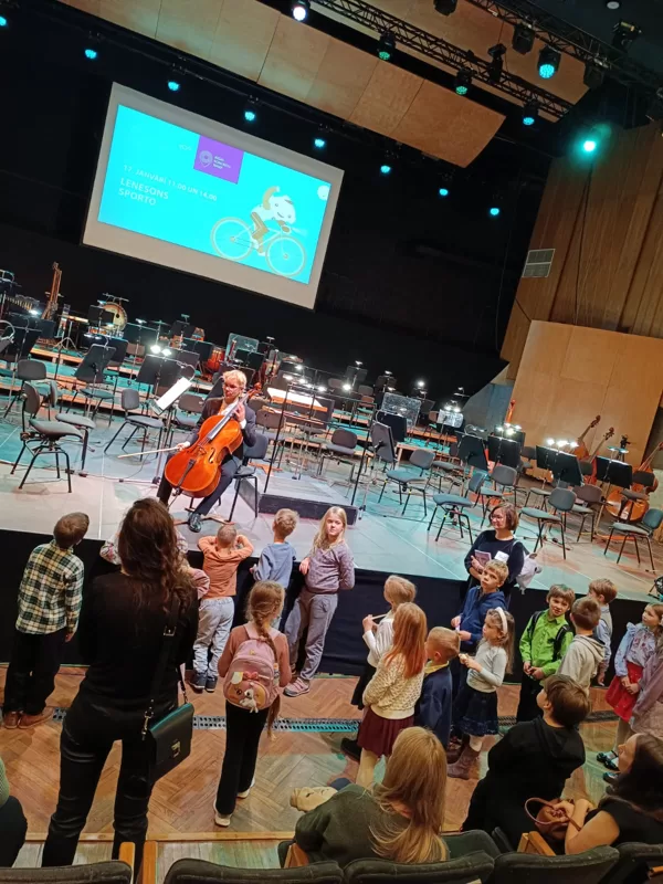 Starpbrīdī jaunais čellists stāstīja par savu mūzikas instrumentu