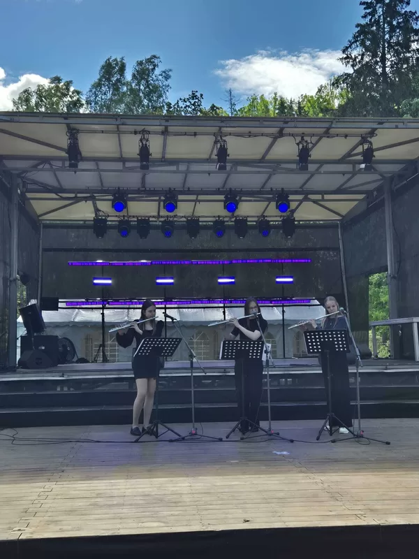 Uzstājamies Līgatnes pilsētas svētkos- flautu trio (Rūta, Paula, Melānija)