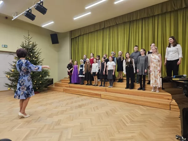 Koncerts kora, akordeona un vokālās nodaļas audzēkņu vecākiem